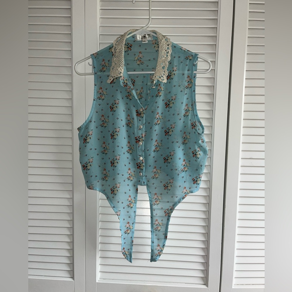 Iris Basic Women Sleeveless Sheer Tie Waist Crop Blouse Blue Floral  sz L EUC